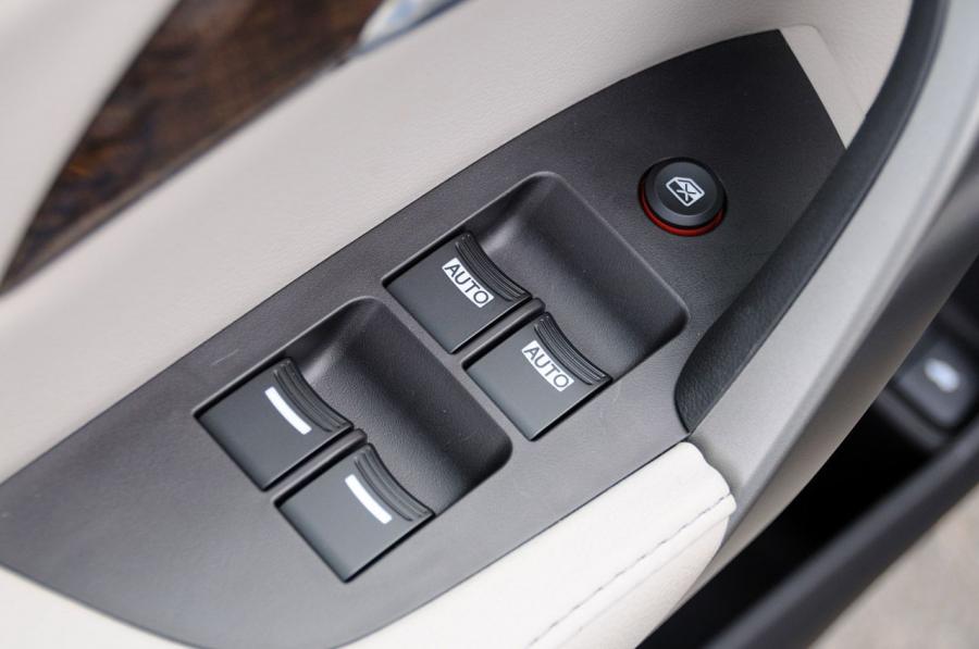 Детали интерьера Acura MDX (YD2) 2010 года  (фото 21 из 56)